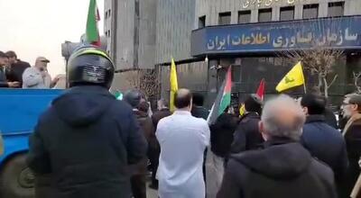 ببینید | شعارهای تند علیه سران قوا در تجمع در کنار ساختمان مجلس!