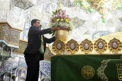 گزارش تصویری: گل‌آرایی ضریح مطهر حضرت معصومه (س) در روز میلاد امام حسین (ع) |  شفقنا