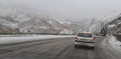 بارش برف در محورهای مواصلاتی آذربایجان‌ شرقی ادامه دارد 