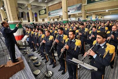 سرودی که با نوازندگی زنده در حضور رهبر انقلاب اجرا شد: بلند آسمان جایگاه من است (فیلم)