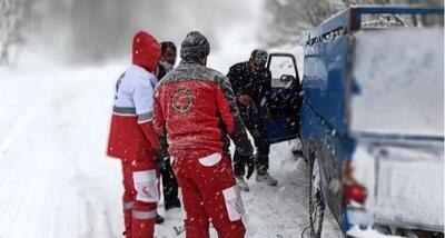 ارائه خدمات امدادی هلال احمر به ۳۹۰۰ نفر متأثر از برف و کولاک/ آماده‌باش تیم‌های واکنش سریع در گردنه‌های برف گیر