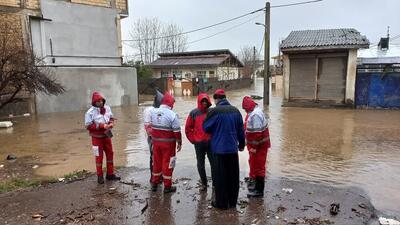 امدادرسانی به خانوارهای سیل زده در رشت با قایق