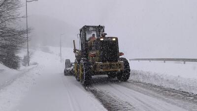 برف روبی و نمک پاشی محورهای ارتباطی استان ایلام