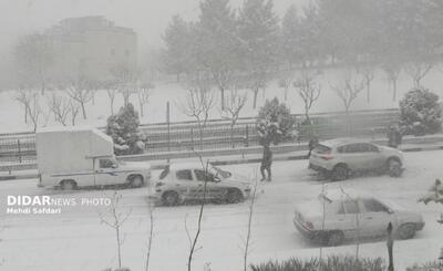 بارش برف و باران در جاده‌ها و ترافیک سنگین در آزادراه ساوه – تهران