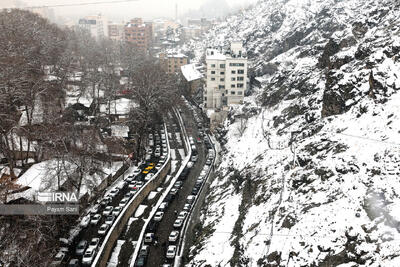 مازندران درگیر برف و ترافیک/ مسافران در جاده‌های شمال زمین‌گیر شدند+فیلم