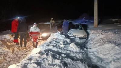 کاروان ۴۳ نفره راهیان نور از برف و کولاک شدید جاده فیروزکوه نجات یافتند