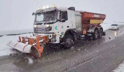 بارش برف و لغزندگی محورهای ارتباطی البرز/ رانندگان احتیاط کنند