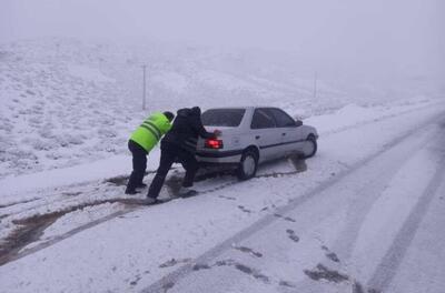 امدادرسانی پلیس به بیش از ۹۰۰ خودرو گرفتار برف در آذربایجان‌غربی 