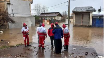 امدادرسانی به خانوارهای سیل زده در رشت با قایق