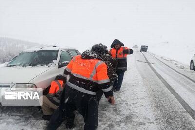  خودروهای گرفتار در برف امدادرسانی شدند/ برف روبی ۸۰۰ کیلومتر باند در تایباد