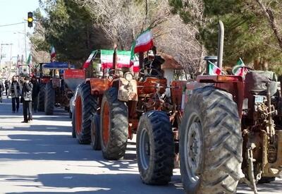 راهپیمایی کشاورزان ایلامی با تراکتور در جشن ملی ایران (فیلم)