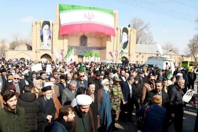 مردم قزوین در راهپیمایی ۲۲ بهمن شرکت کردند