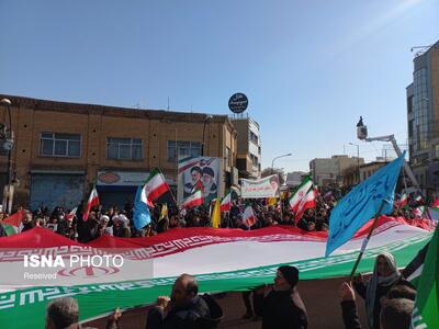 آغاز جشن پیروزی انقلاب با حضور راهپیمایان در زنجان