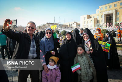 حضور خانوادگی اصفهانی‌ها در جشن ملی ۲۲ بهمن