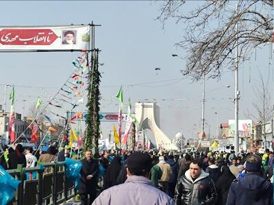 اجرای عملیات فرود توسط چتربازان نمونه نیروهای مسلح بر فراز میدان آزادی تهران