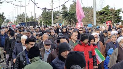 نمایی از حضور پرشور مردم انزلی در راهپیمایی ۲۲ بهمن