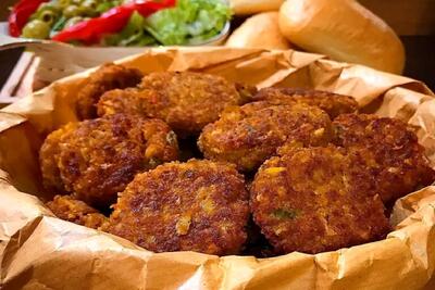 طرز تهیه کتلت سیب زمینی با گوشت؛ یک کتلت خوشمزه و ساده برای ناهار