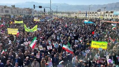 جشن گرفتن سالگرد پیروزی انقلاب اسلامی در خراسان جنوبی