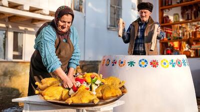 غذای روستایی در آذربایجان؛ پخت مرغ تنوری با سبزیجات تازه (فیلم)