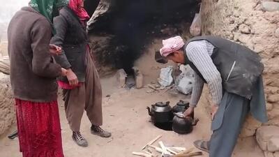 (ویدئو) غذای روستایی در افغانستان؛ پخت نان سنتی در غاری دورافتاده