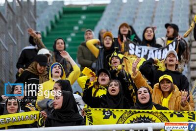 فیلم| واکنش تماشاگران زن نسبت به عدم ورود به ورزشگاه نقش جهان - پارس فوتبال