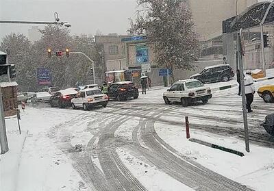 در پی بارش برف، عوامل خدمات شهری در حال گشت‌زنی در سطح پایتخت