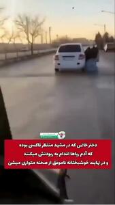 فیلم لحظه ربودن دختری که منتظر تاکسی بود ! / خودش را از ماشین ربایندگان بیرون انداخت !