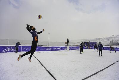 (تصاویر) مسابقات والیبال برفی در همدان