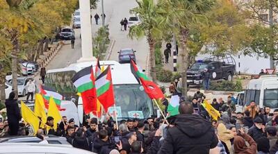 تصاویر احساسی از  لحظه ورود آزادگان فلسطینی | وضعیت محل استقبال را ببینید