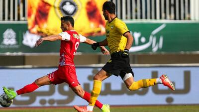 پایان نیمه نخست با تساوی سپاهان و پرسپولیس