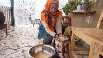 (ویدئو) غذای روستایی در گیلان؛ پخت ماهی بزرگ با طعم پرتقال در برف