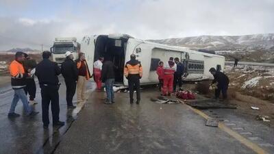 ۱۹ مصدوم بر اثر واژگونی اتوبوس در جاده پارس‌آباد - مشگین‌شهر