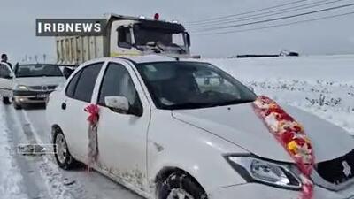 برف کمک‌رسانی به ماشین عروس و داماد گرفتار در جاده برفی در تبریز