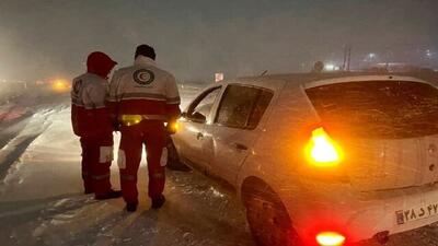 ۲ روز سخت و برفی امدادگران در جاده‌های ۱۲ استان/ امدادرسانی به بیش از ۹۰۰ نفر