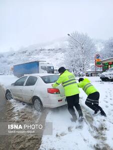 امدادرسانی پلیس راه آستارا به خودروهای گرفتار در گردنه حیران 