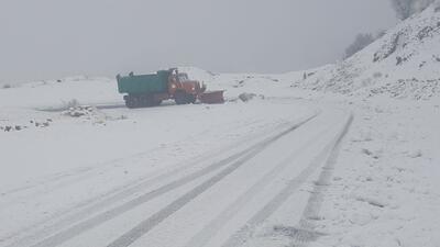 بارش برف در مازندران باعث مسدود شدن ۱۷۰ راه روستایی/بسته ماندن جاده‌های کندوان و هراز