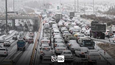 سقوط بهمن و بارش شدید برف در جاده چالوس / مسدودی مسیر تهران-شمال