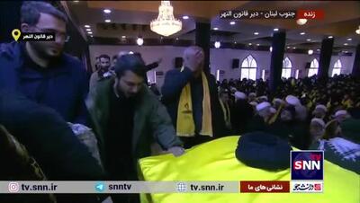 احترام نظامی همراه با گریه و افسوس یکی از حاضران در مراسم تشییع شهید صفی الدین