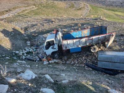 واژگونی کامیون حامل ماهی در جاده مرزی سومار منجر به فوت راننده شد