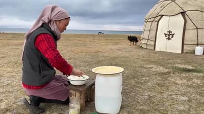 (ویدئو) غذای روستایی در قرقیزستان؛ تهیه پنیر سنتی در مناطق عشایری