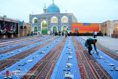 میزبانی از روزه داران با برپایی سفره افطاری ساده در بقاع متبرکه