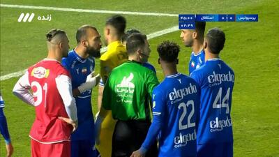 مهار پنالتی پرسپولیس توسط حسینی، در ادامه داور دستور به تکرار ضربه داد