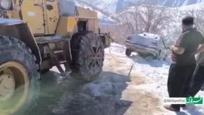 نجات جان راننده پژو در لبه پرتگاه در روستای بزگوره پاوه توسط راهداران