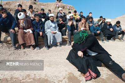 نمایش خیابانی «فلافل با کفن اضافه» در یادمان «نهرخین» اجرا شد