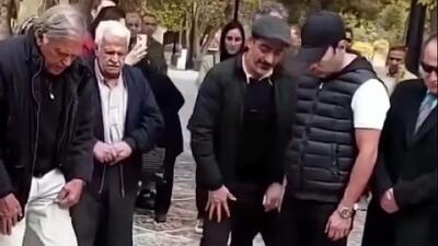 آواز باشکوه همایون شجریان سرمزار پدرش / تعظیم کرد و قبر رو با اشک بوسید+ فیلم