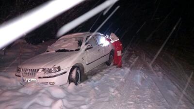 عملیات شبانه نجاتگران برای نجات ۶۸ نفر از برف و کولاک