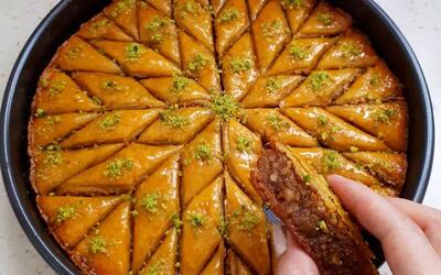 طرز تهیه باقلوا تقلبی ترکی با چند قلم مواد ساده در خانه