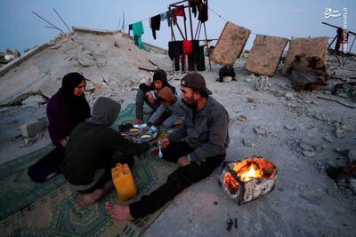 عکس/ افطار یک خانواده فلسطینی در میان ویرانه‌ها