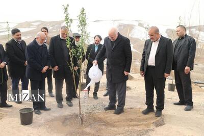 رئیس مجلس شورای اسلامی یک اصله نهال مثمر را در شرق شهر تهران غرس کرد