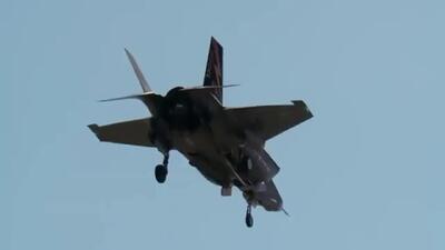 جنگنده F-35B در حالت پرواز عمودی؛ شاهکاری از فناوری نظامی + فیلم